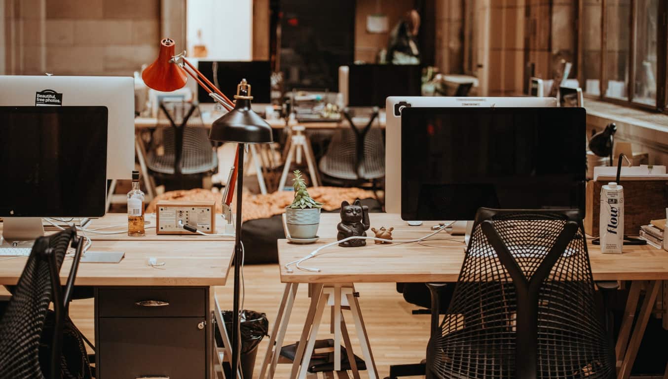 open-planned-office-with-lamps-chairs-computers