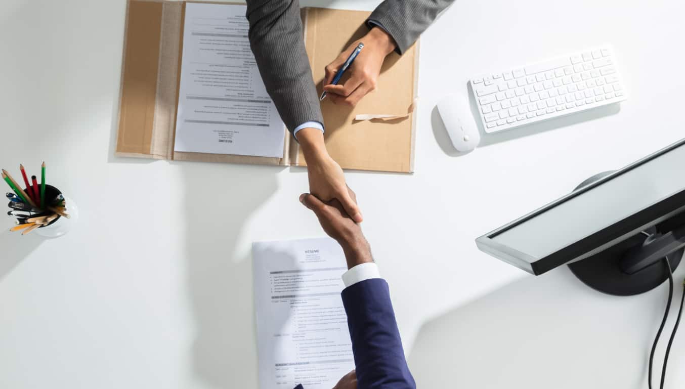shaking-hands-in-business-meeting
