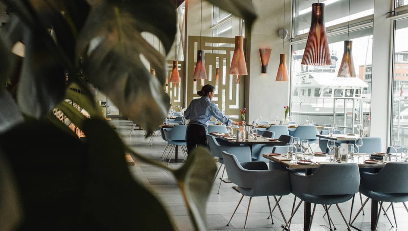 restaurant-waitress-setting-tables