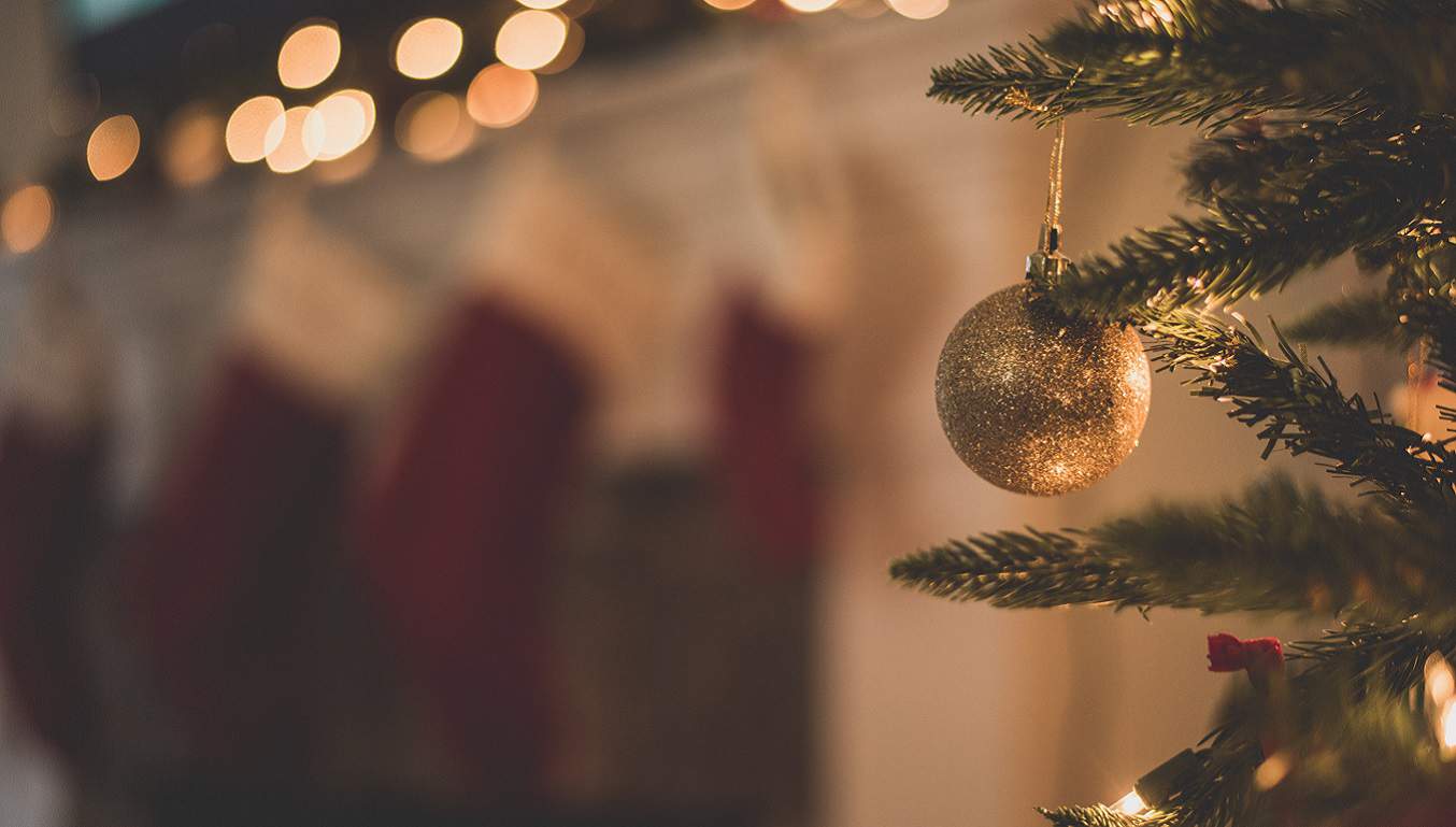 Christmas-tree-gold-bauble