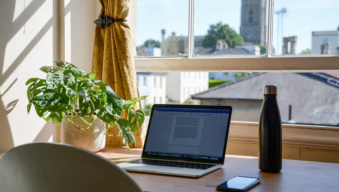Working_from_home-laptop-waterbottle