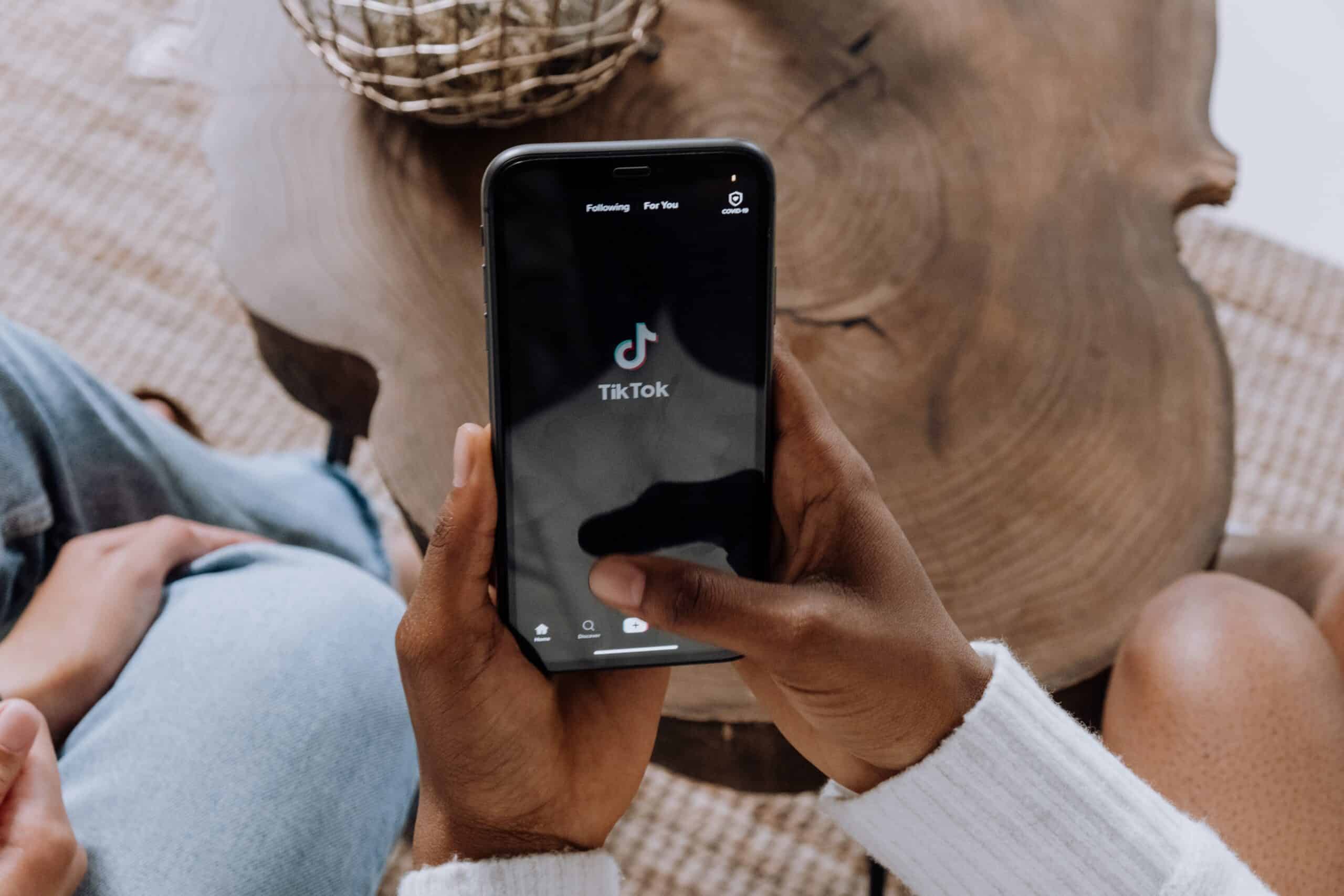 tiktok-iPhone-hands