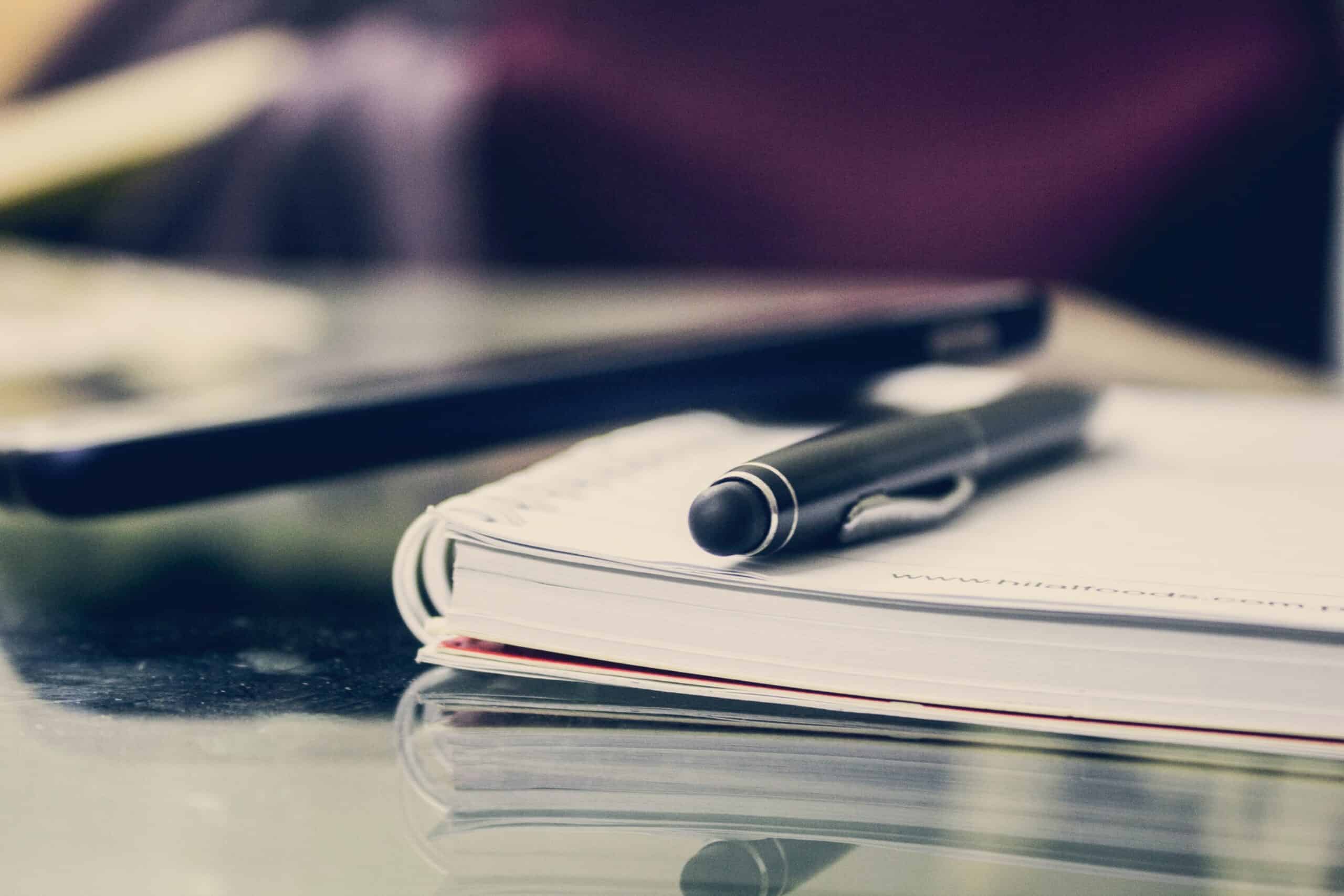 notepad-pen-mirror-table