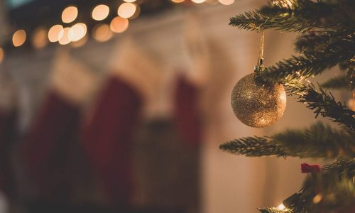 Christmas-tree-gold-bauble